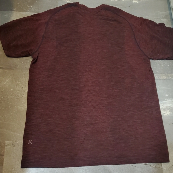 Lululemon Metal Vent tech short sleeves top. Heathered dark red and black. XL. - Picture 2 of 9